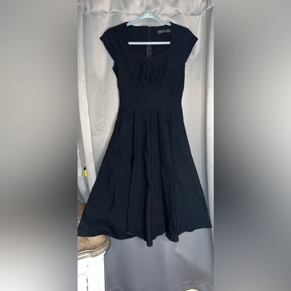 Black flowy dress zipper back.